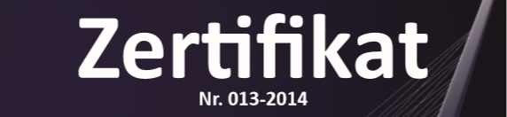 Napis „Zertifikat” oraz „Nr. 013-2014” na ciemnym tle