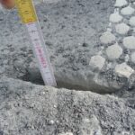 Miarka mierząca głębokość szczeliny lub ubytku w zniszczonej nawierzchni asfaltowej
