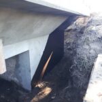 Betonowy przyczółek mostu z ukośnym wzmocnieniem, odsłonięty w wykopie ziemnym