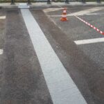 Pachołek i taśma ostrzegawcza blokują pas na wiadukcie nad drogą ekspresową