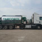 Biała ciężarówka z cysterną TARCOPOL stoi na placu przemysłowym